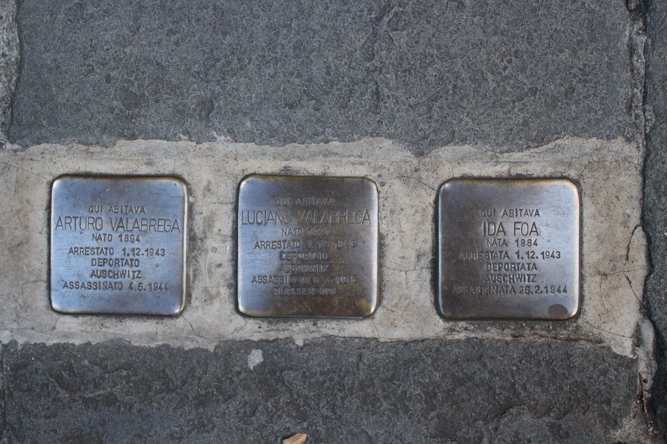 Pietre d'inciampo dedicate alla famiglia Foà e Valabrega in memoria delle vittime della deportazione.