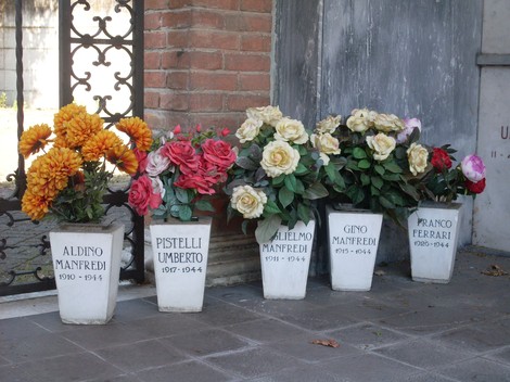 Fiori commemorativi al "Sacrario dei Caduti di Sesso", onore ai caduti con ricordi floreali.