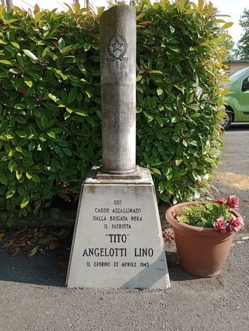 Cippo commemorativo dedicato a Lino Angelotti, assassinato il 22 aprile 1945.