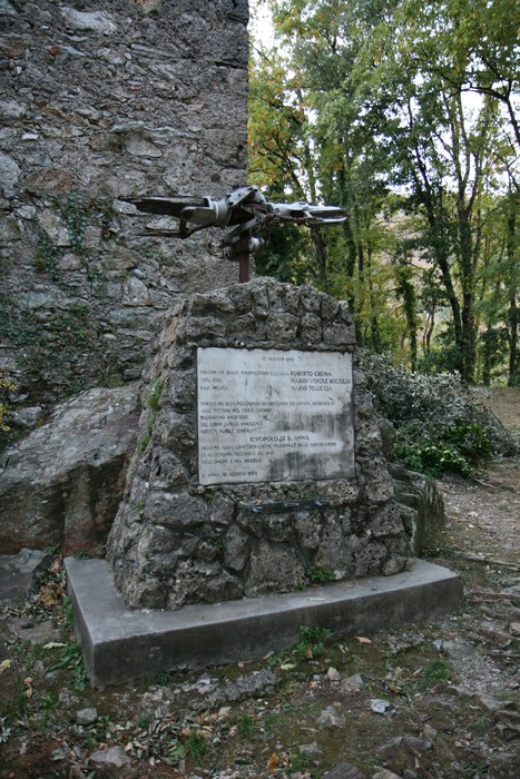 Monumento commemorativo vicino alla chiesa di Sant'Anna di Stazzema, immerso nella natura.