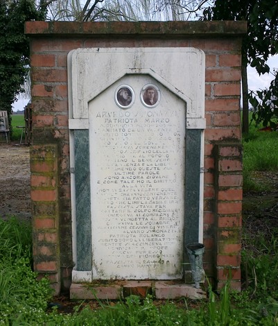 Cippo commemorativo a Simonazzi, dedicato ai patrioti, con epigrafi in onore dei caduti e la loro memoria.