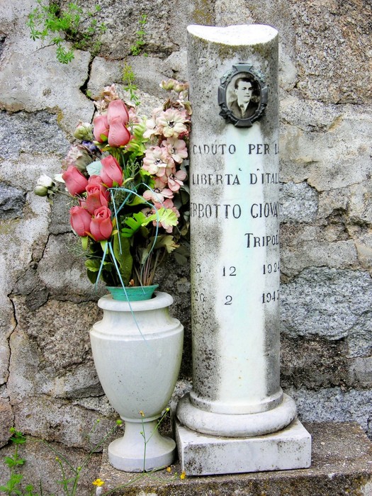 Cippi commemorativi con fiori per Berbotto e Fileppo, in ricordo dei caduti per la libertà d'Italia.