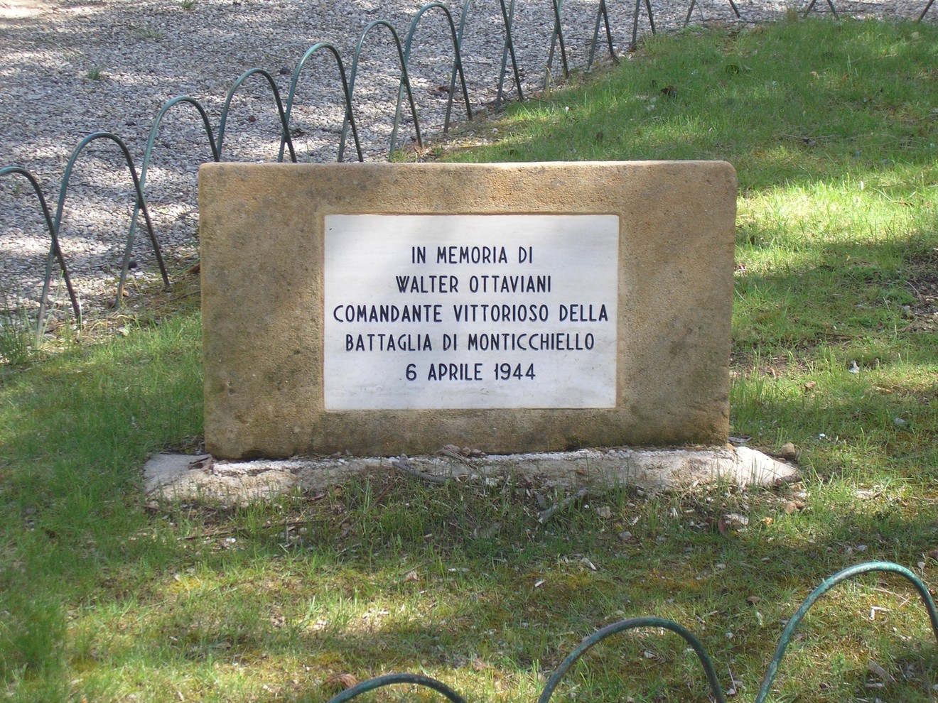 Cippo commemorativo dedicato a Walter Ottaviani, comandante della battaglia di Monticchiello, 6 aprile 1944.