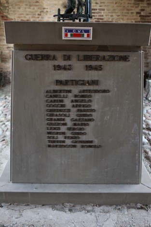 Monumento ai Caduti di Piumazzo, dedicato ai partigiani della Guerra di Liberazione 1943-1945.