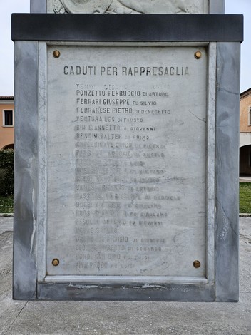 Monumento ai Caduti, dedicato ai soldati per la loro memoria, con nomi incisi in onore del sacrificio.
