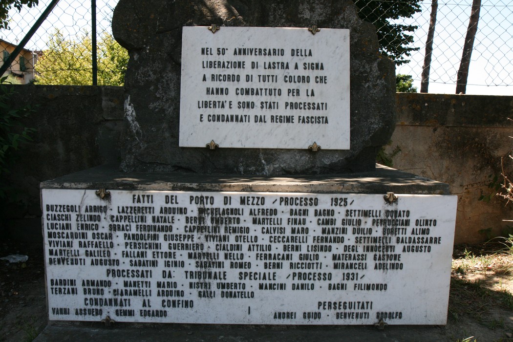 Monumento in memoria dei processati e condannati durante il regime fascista, Porto di Mezzo, 1925.