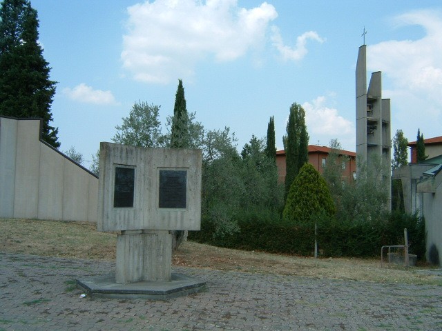 Monumenti di Castelnuovo: architettura moderna immersa nel verde, un luogo di memoria e riflessione.