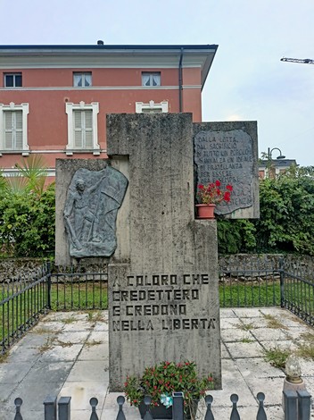 Monumento alla Resistenza, commemorazione di coloro che hanno lottato per la libertà. Elementi architettonici e scultorei.