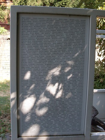 Monumento commemorativo alle vittime civili della provincia di Reggio Emilia, in memoria dei tragici eventi storici.