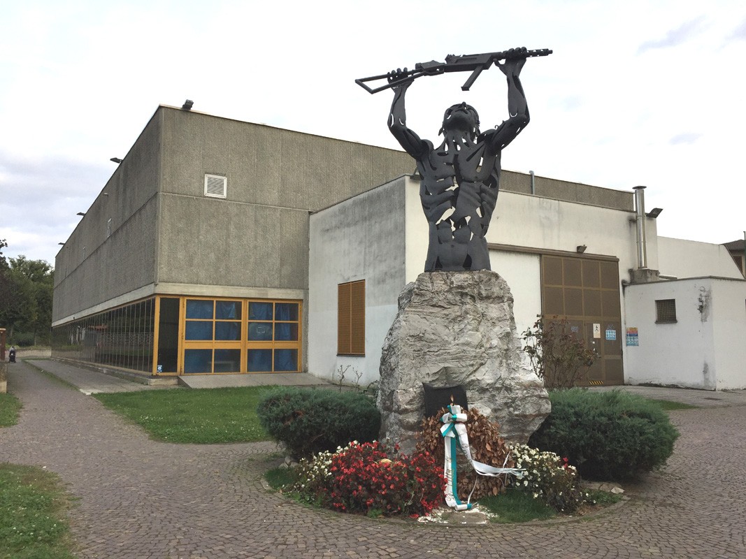 Monumento alla Resistenza di Garlasco, commemorazione dei valori di libertà e lotta per i diritti.