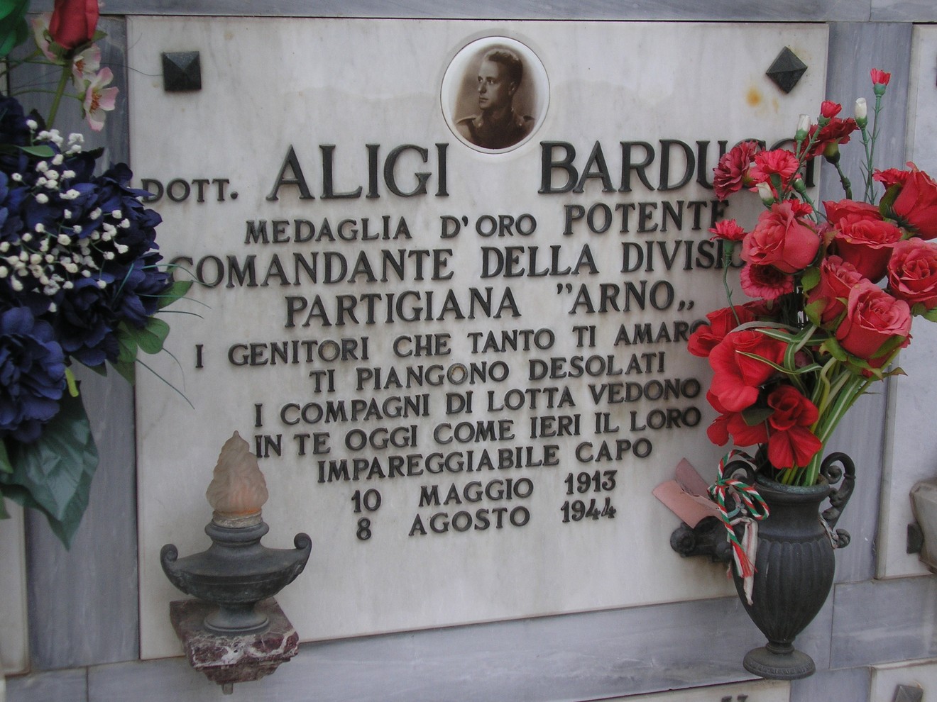Sepolcro di Barducci, commemorazione del Dott. Aligi Barducci, comandante partigiano, con fiori e omaggi.
