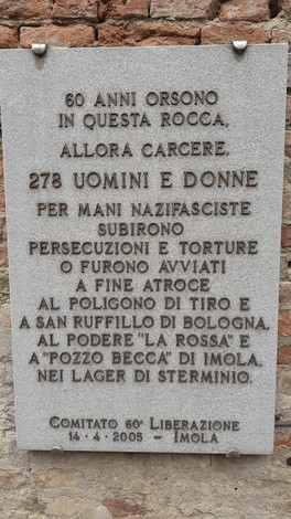 Lapidi commemorative ai detenuti della Rocca Sforzesca, a ricordare le atrocità subite durante il regime nazifascista.