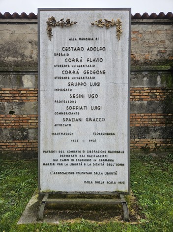 Lapide commemorativa per i membri del CLN deportati, con nomi e anni di riferimento al loro sacrificio.