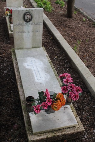 Tomba con fiori commemorativi, dedicata a un caduto per la libertà in un cimitero.