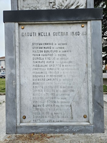 Monumento commemorativo con iscrizioni in memoria dei caduti nella Seconda Guerra Mondiale.