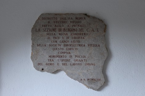 Lapide commemorativa al Rifugio Laghi Gemelli, dedicata ai patrioti e al monumento di poesia.