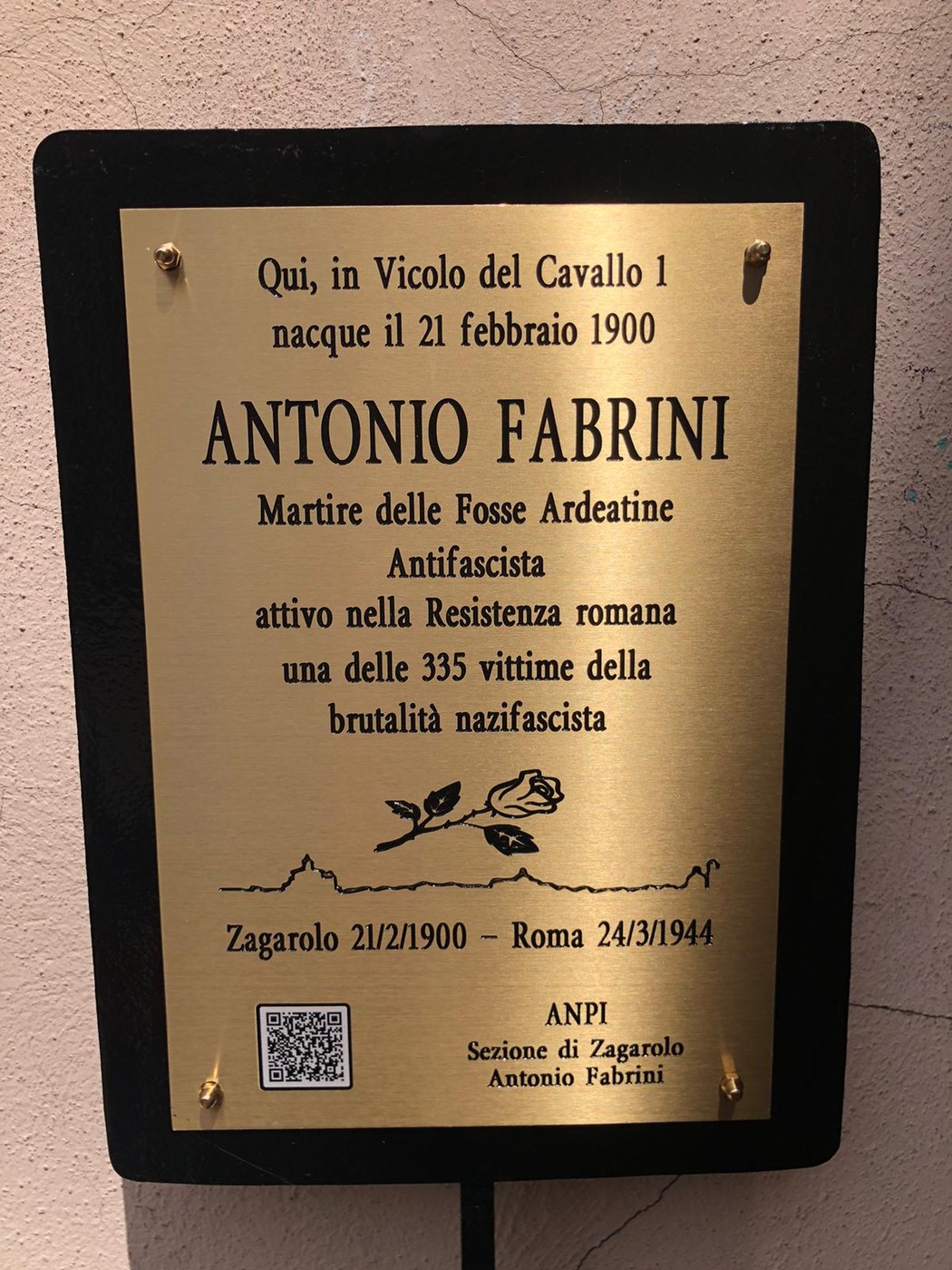 Targa commemorativa di Antonio Fabrini, martire antifascista, nel Vicolo del Cavallo a Zagarolo.