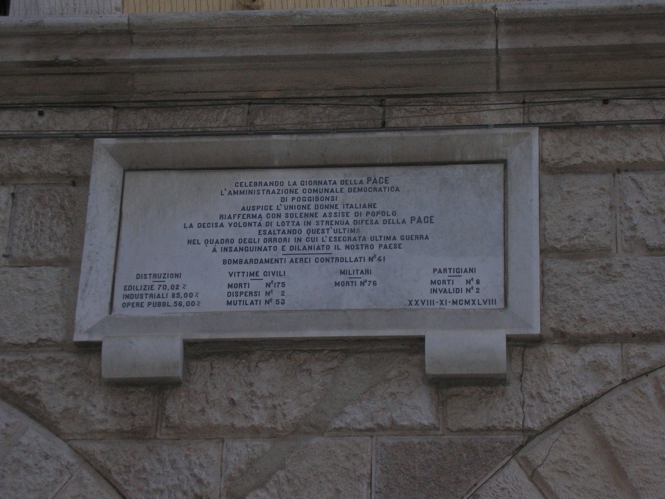 Lapide commemorativa della pace collocata nel municipio, con iscrizioni dedicate ai caduti.