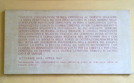 Lapide commemorativa a Reggio Emilia dedicata ai partigiani e ai caduti della Resistenza contro l'occupazione tedesca.