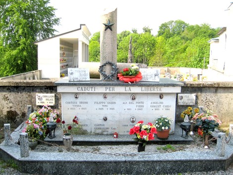 Sacrario dedicato ai caduti per la Libertà, con fiori e commemorazioni in memoria dei defunti.