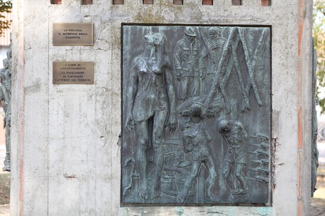 Monumento alla Resistenza in bronzo, rappresenta figure umane simbolo di lotta e sofferenza storica.