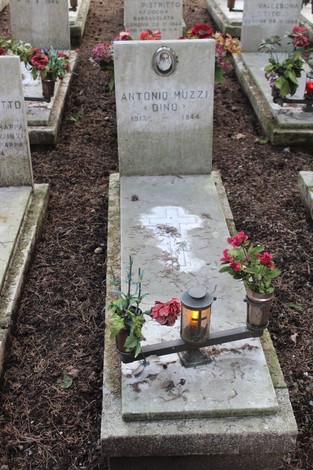 Tombe perpetue dei caduti per la Libertà, con fiori e luci memoriali.