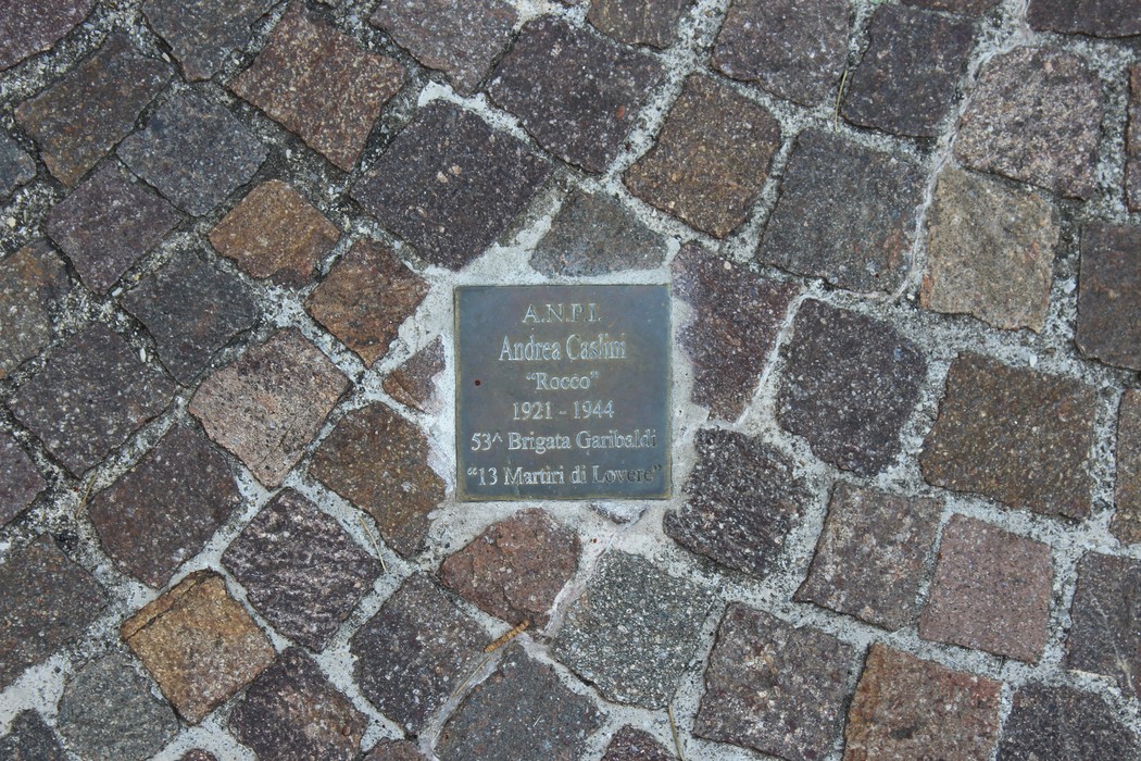 Pietre d'inciampo dedicate a partigiani, commemorano la loro memoria e il sacrificio per la libertà.