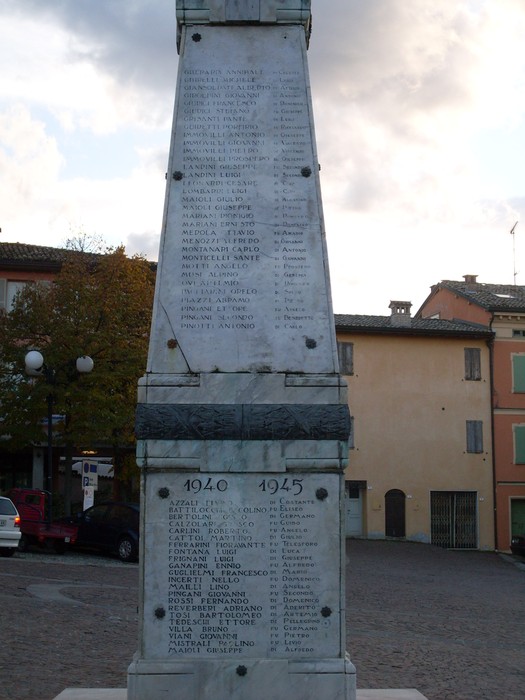 Monumento ai Caduti di Ciano d'Enza, commemorazione in marmo dedicata ai soldati della Prima e Seconda Guerra Mondiale.