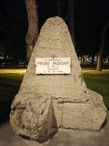 Monumento commemorativo a Primo Padoan, dedicato al partigiano, situato in un parco.