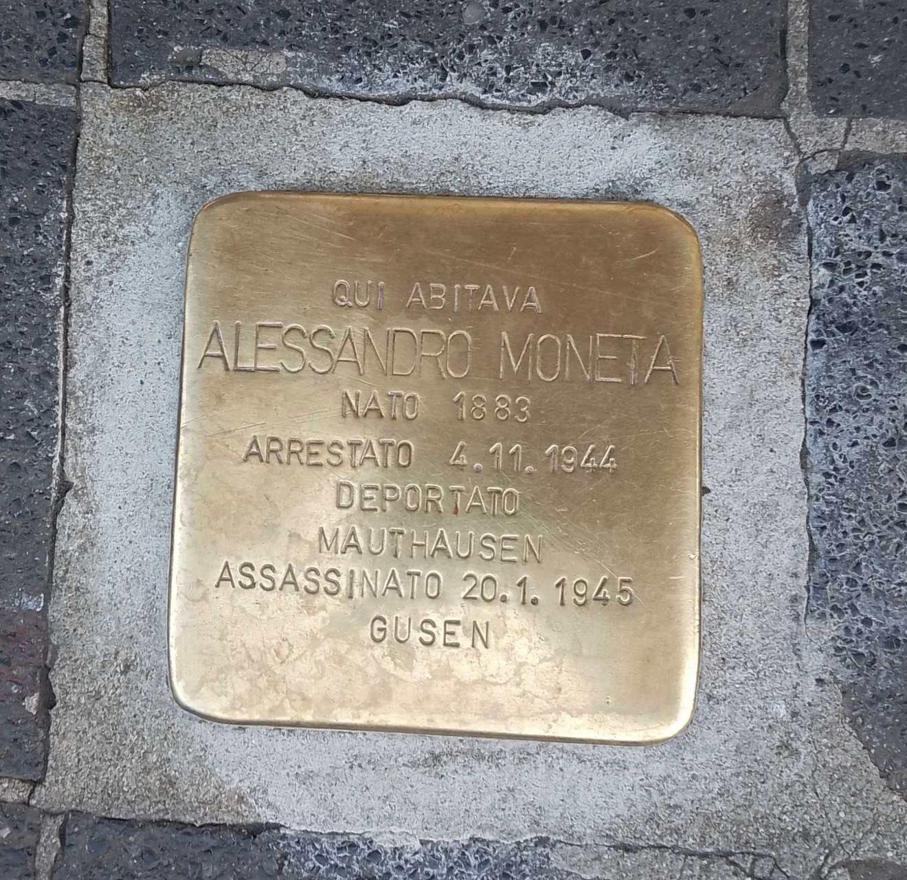 Pietra d'inciampo dedicata a Alessandro Moneta, che ricorda la sua vita e persecuzione durante l'Olocausto.