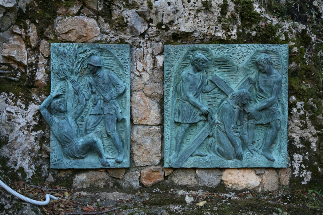 Rappresentazione artistica della Via Crucis, con pannelli in bronzo a Sant'Anna di Stazzema.