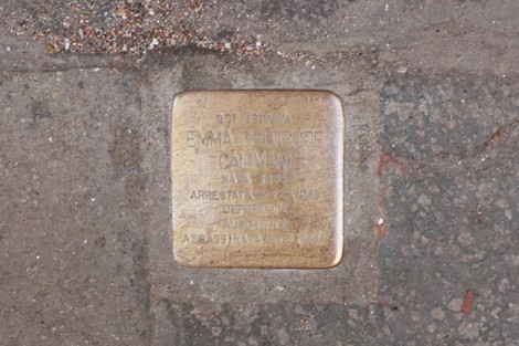 Pietra d'inciampo commemorativa a Calimani, in memoria delle vittime della persecuzione.