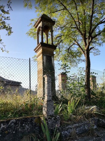 Cippo commemorativo immerso nella natura, dedicato ai caduti per la libertà di Nugareto.