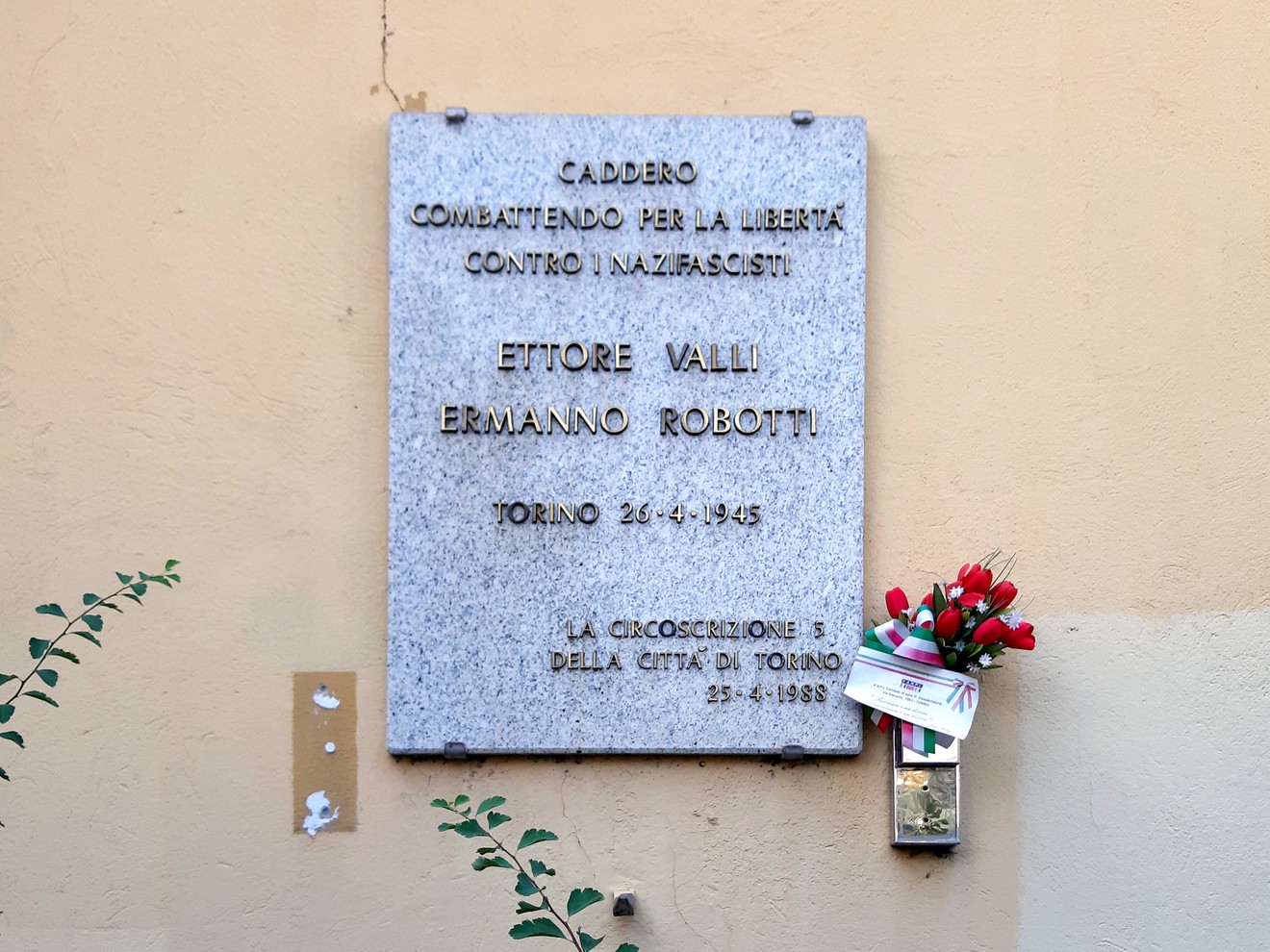 Lapide commemorativa dedicata a Ettore Valli ed Ermanno Robotti, caduti per la libertà a Torino nel 1945.