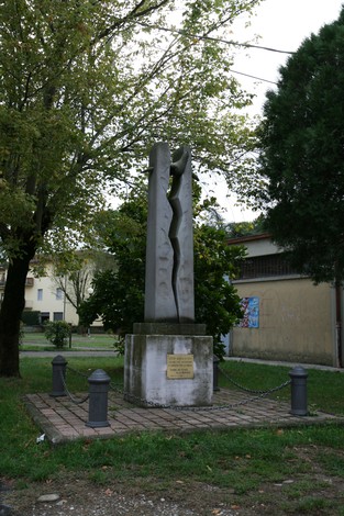 Monumento di Giovi: scultura moderna che celebra valori di comunità e unità, immersa nel verde cittadino.
