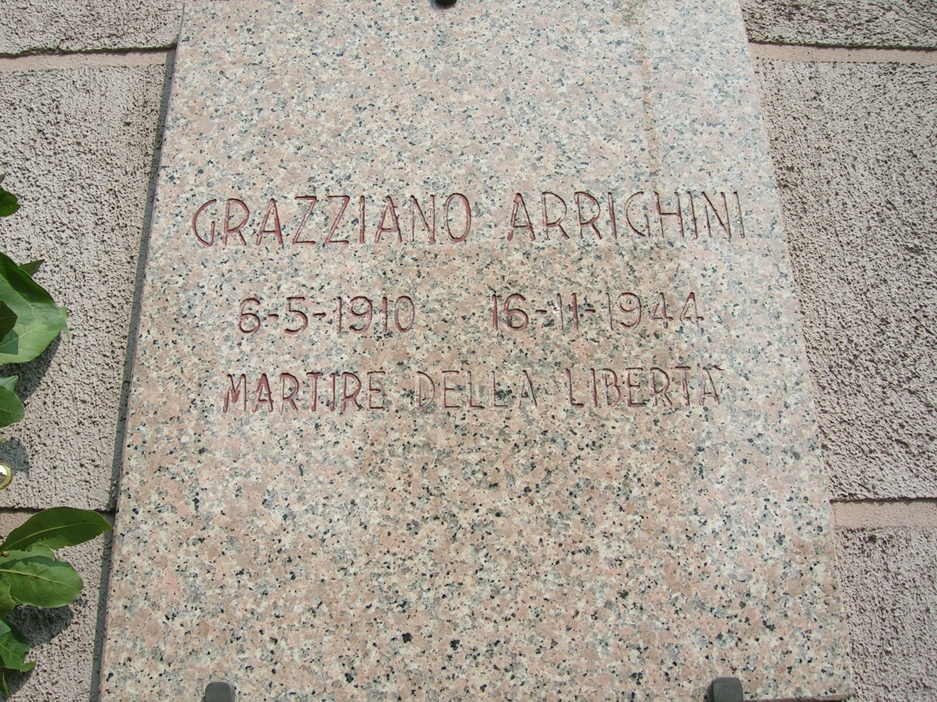 Lapide commemorativa dedicata a Grazziano Arrighini, martire della libertà, con date della sua vita.