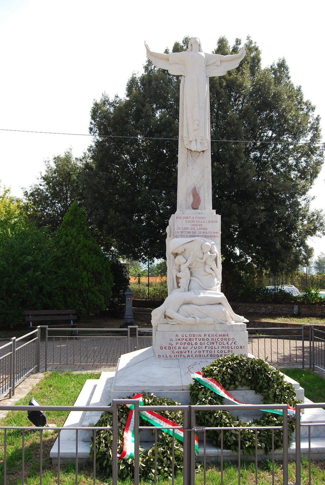 Monumento di Cintolese, commemorazione con croce e statue, simbolo di memoria e onore ai caduti.