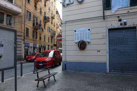 Lapide commemorativa dedicata ai caduti per la libertà, situata in una via di Sampierdarena.