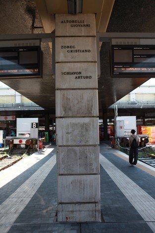 Monumento ai ferrovieri caduti per la libertà, visibile in una stazione ferroviaria.