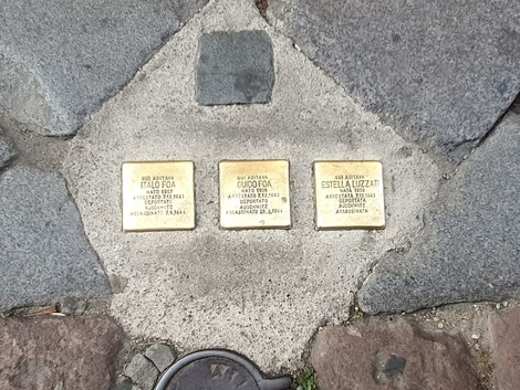 Pietre d'inciampo dedicate alla famiglia Foà e Luzzati, commemorando vittime della persecuzione.