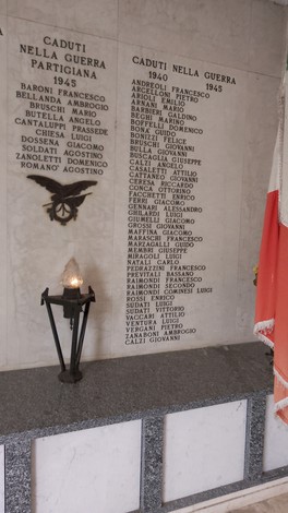 La Cappella dei caduti, con nomi incisi su pareti in pietra, è un luogo di commemorazione per i caduti in guerra.