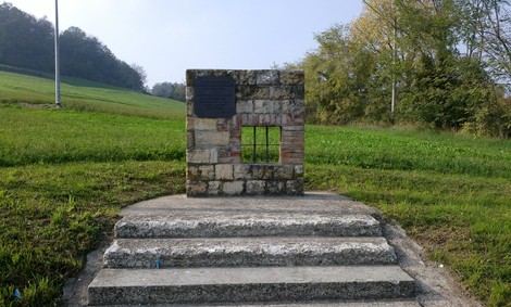 Monumento ai Caduti della Liberazione di Viano, situato in un'area verde, commemorativo e di grande significato storico.
