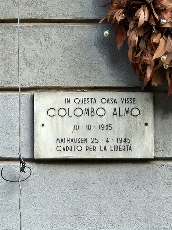 Lapide commemorativa dedicata a Colombo Almo, con date significative della sua vita.