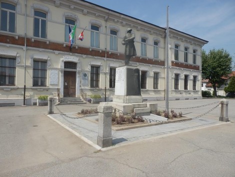 Monumento ai caduti di Fontanetto Po, situato di fronte al municipio, in memoria dei soldati località.
