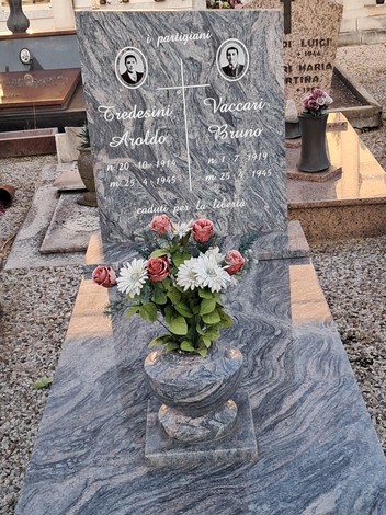 Sepolcro di Tredesini e Vaccari, decorato con fiori e marmi, in memoria dei parrocchiani defunti.