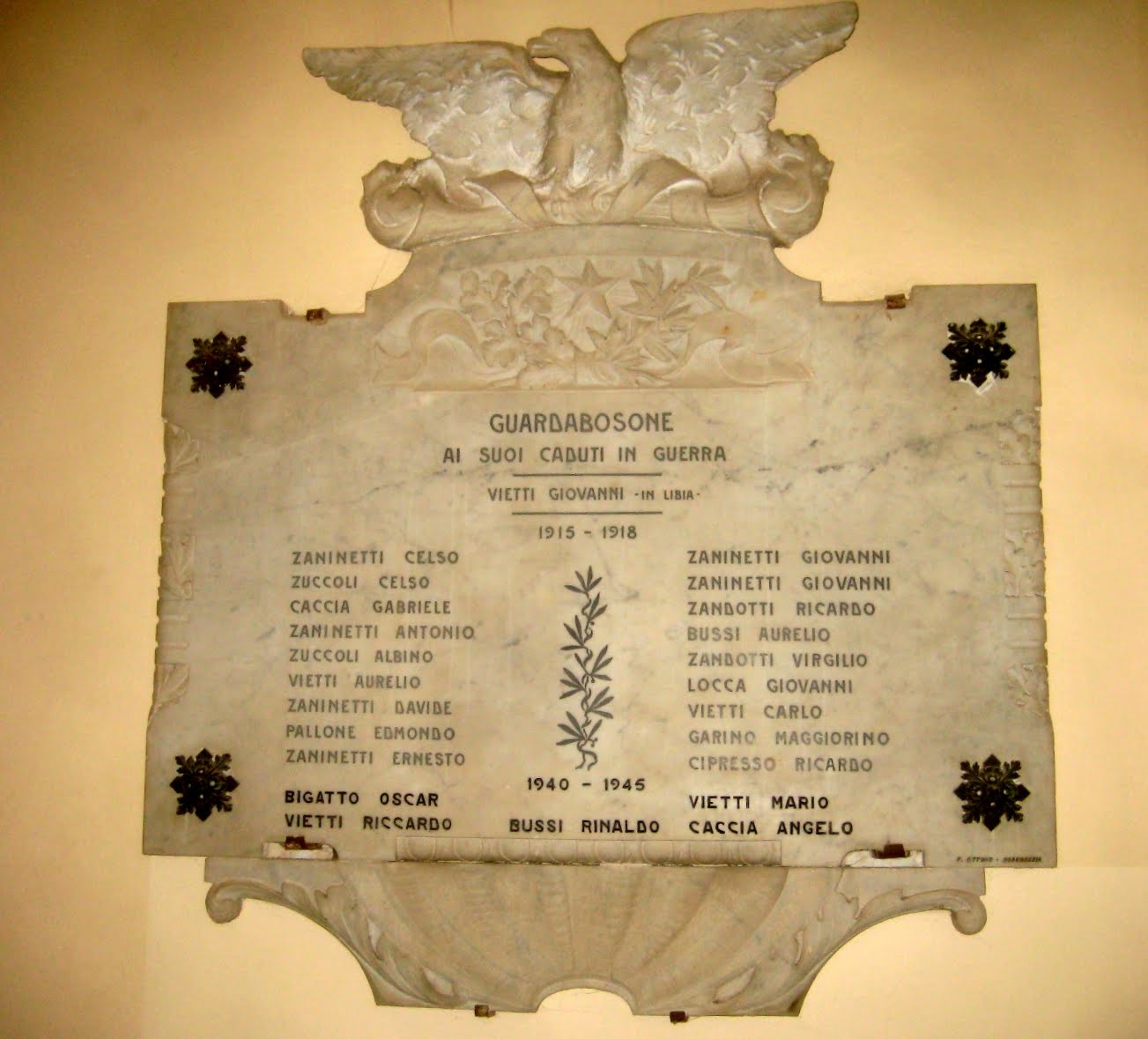 Lapide commemorativa ai caduti di Guardabosone, con nomi di soldati delle guerre 1915-1918 e 1940-1945.