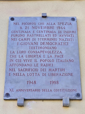 Lapide commemorativa del rastrellamento del 21 novembre 1944, in ricordo delle vittime e della lotta per la libertà.