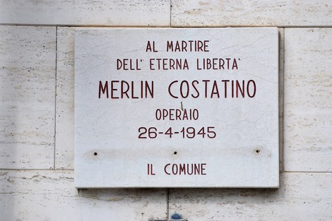 Lapide dedicata a Costantino Merlin, martire della libertà, in memoria della sua opera e sacrificio.