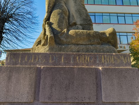 Monumento ai caduti partigiani, un omaggio ai valorosi combattenti della resistenza.