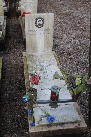 Tombe perpetue dedicate ai caduti per la Libertà, con fiori e lanternine commemorative.